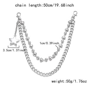 Détail d'une chaîne de pantalon argentée à double couche avec perles cœur et étoile