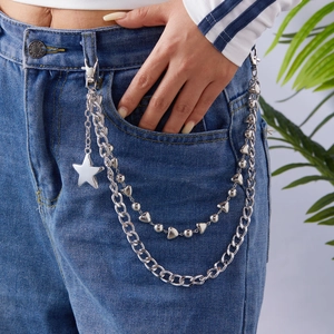 Détail de la chaîne de taille argentée multicouche avec pendentif étoile pour hommes