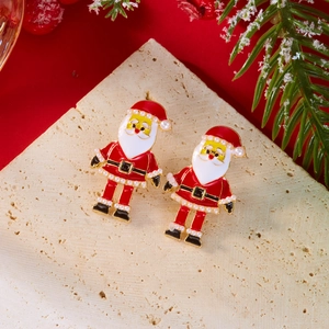 Detail von Weihnachts-Weihnachtsmann-Ohrringen mit Emaille und Perlenbesatz auf Hintergrund