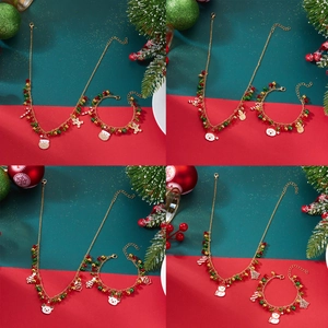 Conjunto de joyas navideñas con cadenas doradas, colgantes esmaltados y cuentas de colores