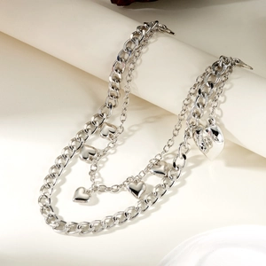 Collier multi-rangs argenté avec chaînes gourmettes et pendentifs cœurs au style punk industriel