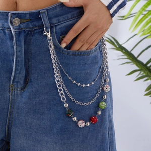 Gros plan sur une chaîne de taille hip-hop multicouche avec des boules de strass