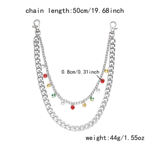 Détail de la chaîne de taille double couche avec pendentifs en cristal multicolores