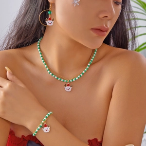 Dettaglio del set di gioielli natalizi con ciondolo a renna su collana e bracciale