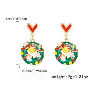 Détail des boucles d'oreilles couronne de Noël avec dimensions 4cm de haut et 2,5cm
