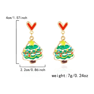 Détail des boucles d'oreilles sapin de Noël avec dimensions 4cm x 2,2cm sur fond blanc