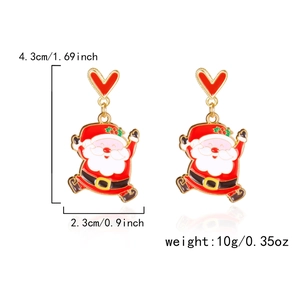 Détail des boucles d'oreilles Père Noël en alliage doré avec cœur rouge et émail