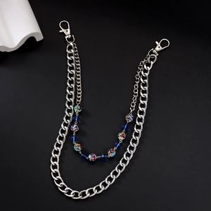 Détail d'une chaîne de pantalon hip-hop multicouche avec perles bleues et maillons argent