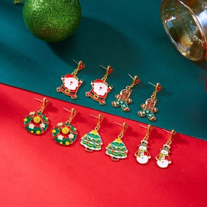 Lot de cinq paires de boucles d'oreilles de Noël avec Père Noël, bonhomme de neige et sapin