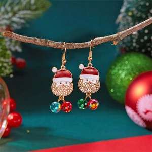 Detail van Kerstman oorbellen met rode glittermutsen en kleurrijke kristallen kralen