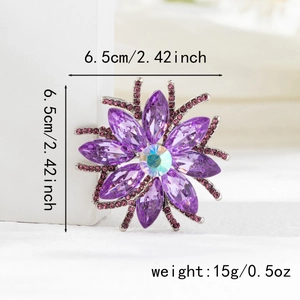 Détail d'une broche fleurie en cristal violet avec pierres marquises et taille 6,5cm