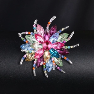 Détail macro d'une broche fleurie en cristal coloré avec motif de feuille d'érable