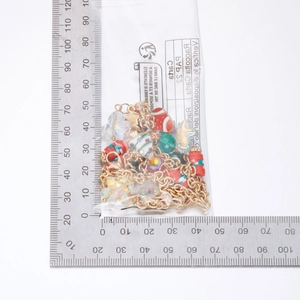 Detailansicht des Weihnachts-Schmucksets mit Weihnachtsmann und bunten Perlen