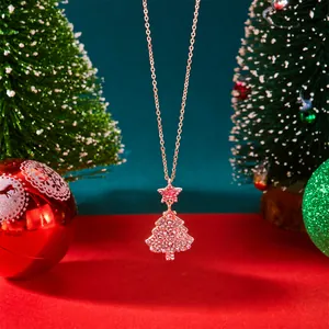 Detailopname van de roségouden kerstboomketting met roze kristallen en ster-hanger