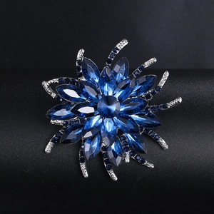 Macro d'une broche feuille d'érable avec cristaux bleus et détails en pavé argenté