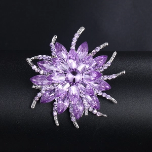 Détail d'une broche fleur en cristal violet avec pierres marquise sur base en métal argent