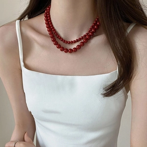 Collier double rang de perles de verre rouges au style vintage français porté par un mannequin