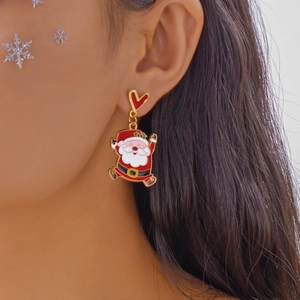 Gros plan d'une boucle d'oreille cœur avec pendentif Père Noël sur l'oreille