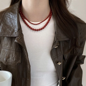 Collier élégant à double rang de perles rouges sur modèle au style rétro chic