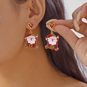 Vue détaillée des boucles d'oreilles Père Noël avec clous en cœur et finition émaillée