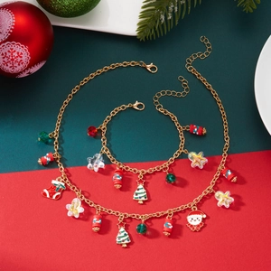 Detail eines Weihnachts-Schmucksets mit Weihnachtsmann, Baum und Sockenanhängern auf Goldketten