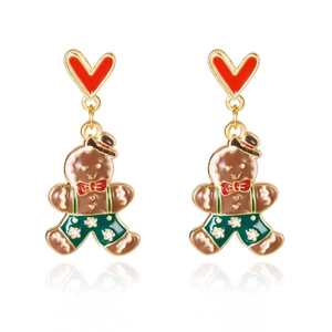 Boucles d'oreilles bonhomme de pain d'épice avec cœurs rouges sur fond blanc réfléchissant