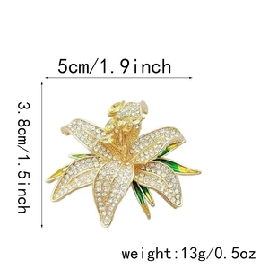 Détails de la broche fleur de lys avec cristaux blancs et émail vert décoratif