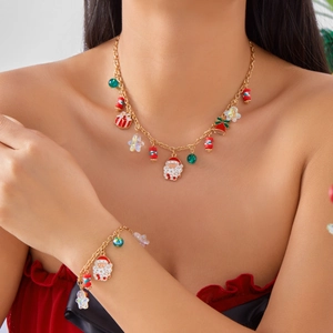 Weihnachts-Schmuckset mit Weihnachtsmann-Anhängern, getragen von einem Model