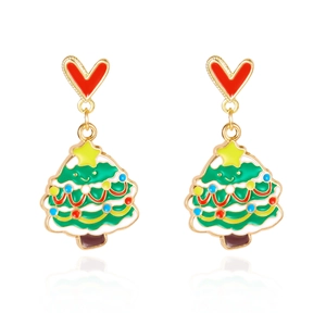 Détail de boucles d'oreilles sapin de Noël avec clous cœur rouge et émail coloré