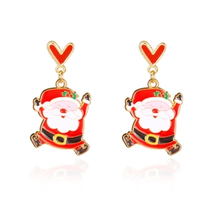 Détail de boucles d'oreilles Père Noël avec clous en cœur rouge et motif houx