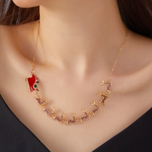 Collier de Noël avec traîneau en émail rouge et breloques de renne doré sur chaîne dorée