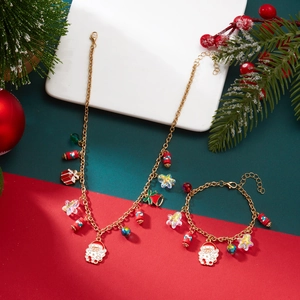 Detailansicht der Weihnachts-Schmuckset mit Weihnachtsmann und Glockenanhängern auf Goldkette
