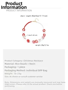 Detail van kerstparelketting met rode witte kralen en sneeuwpop hanger van hars