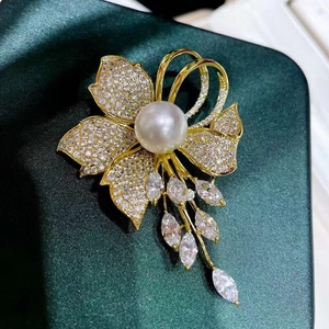 Exquise broche fleur dorée avec grande perle blanche et pendentifs en cristal marquise