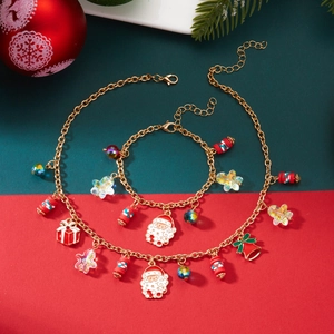 Details zum Weihnachts-Schmuckset mit Weihnachtsmann-Anhängern und roten Glocken an Goldkette