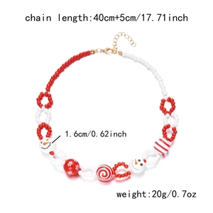 Detail van rood-witte kerstketting met kralen van sneeuwpoppen en sneeuwvlokken