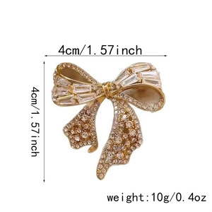 Vue détaillée de la broche nœud avec strass blancs et dimensions de 4x4 cm
