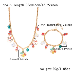 Detailansicht des Weihnachts-Schmucksets mit Halskette und Armband mit festlichen Anhängern