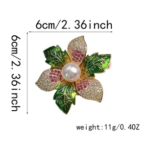 Détail d'une broche fleurie avec émail vert, perle centrale et zircons roses