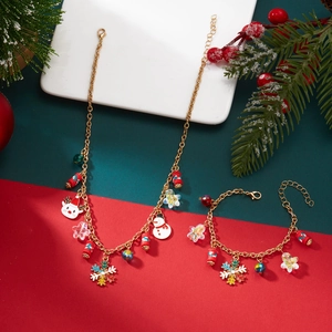 Detailaufnahme von Weihnachts-Schmuckset mit Anhängern aus Goldkette für festliche Anlässe