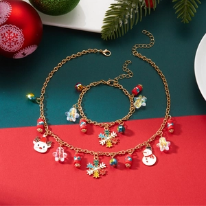 Nahaufnahme von Weihnachts-Schmuckset mit Rentier- und Schneemann-Emaille-Anhängern