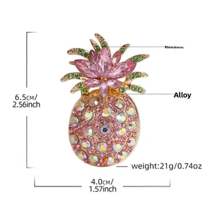 Détail de la broche ananas avec strass roses et placage en alliage doré avec dimensions