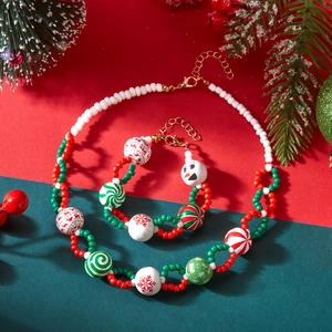 Kerst sieradenset met rood groen witte kralenketting en sneeuwpop armband decoratie