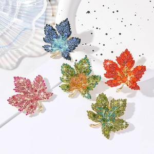 Broche en Alliage Strass Feuille d'érable pour Femmes Hommes Élégante Fleur Lys Ananas Nœud Papillon Künstliche Perle Cristal Vêtement Bijoux Accessoire