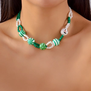 Kerst kralenketting met groene en witte zaadkralen en feestelijke sneeuwpop hangers