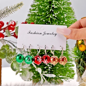 Lot de trois paires de boucles d'oreilles boules de Noël vertes, rouges et dorées