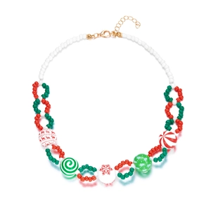 Kerstmis kralenketting set met rode groene kralen en feestelijke hanger decor