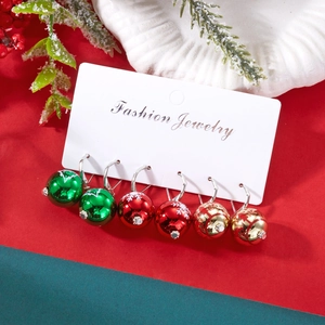 Trois paires de boucles d'oreilles boules de Noël rouge, vert et or avec flocons