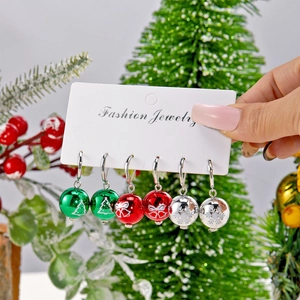 Ensemble de trois paires de boucles d'oreilles de Noël avec motifs festifs variés