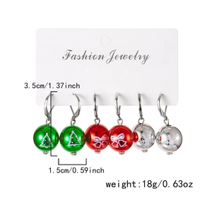 Détail de 3 paires de boucles d'oreilles boules de Noël avec motifs et dimensions